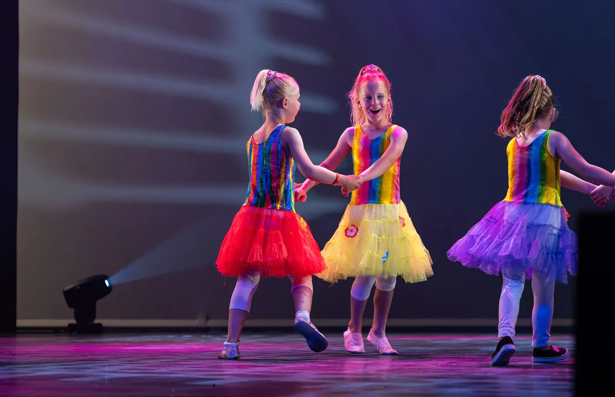 Leerlingen van Dansstudio Maaike dansen Kidsswing maandag tijdens de eindvoorstelling The Magic of Dance in het Zaantheater