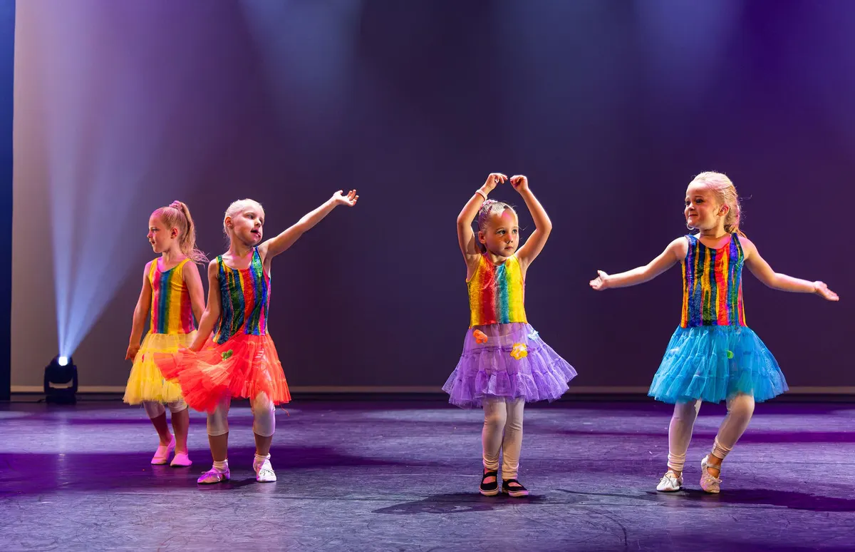 Leerlingen van Dansstudio Maaike dansen Kidsswing maandag tijdens de eindvoorstelling The Magic of Dance in het Zaantheater