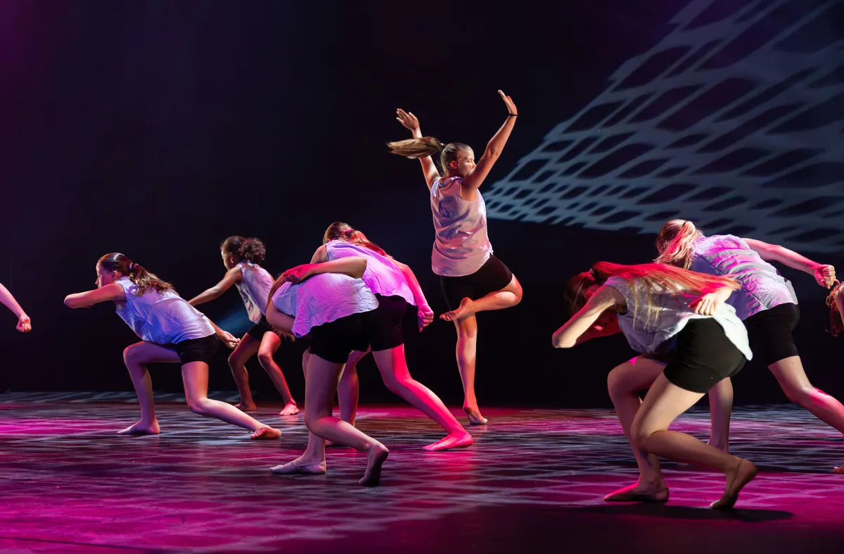 Leerlingen van Dansstudio Maaike dansen JazzModern 9-13 jaar tijdens de eindvoorstelling The Magic of Dance in het Zaantheater