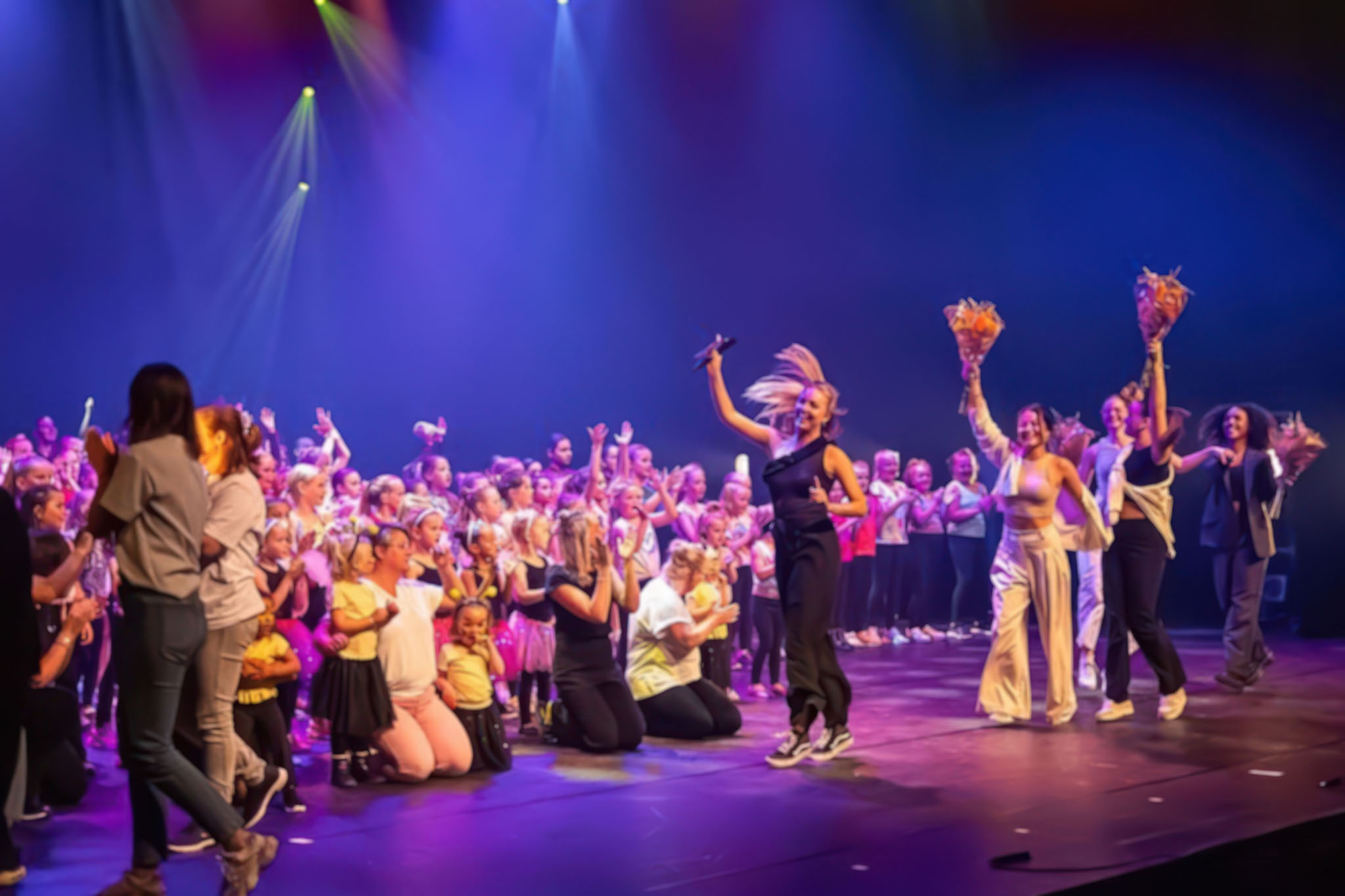 foto van de eindvoorstelling van dansstudio maaike uit 2024 in het zaantheater